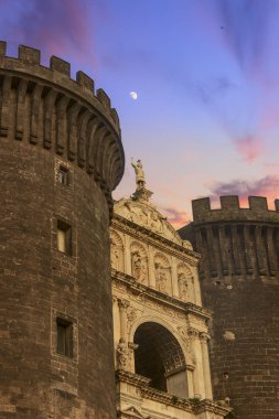 Castel Nuovo (daha çok Maschio Angioino olarak bilinir), İtalya 'nın Campania kentindeki Napoli şehrinin sembollerinden birini temsil eden bir ortaçağ ve rönesans kalesidir..