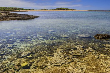 Apulia 'nın en güzel kumlu sahilleri Porto Cesareo Marine, Salento Sahili. İtalya (Lecce). Büyük Ada Görünümü (veya Isola Grande) Doğa Rezervi Tavşanların Adası olarak da bilinir..