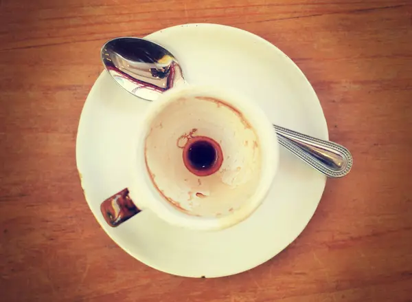Cangkir kopi kosong di meja kayu dengan filter retro — Stok Foto