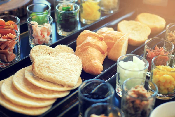 Croissants et pains avec divers ingrédients pour le petit déjeuner — Photo