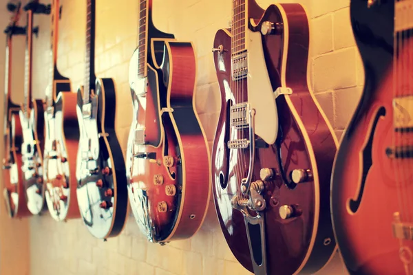 벽에 정렬 하는 일렉트릭 기타 — 스톡 사진