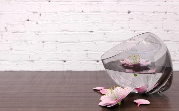 Pink flower blossoms in glass vase with clear water, 3D rendering — Stock Photo, Image