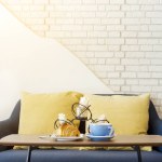 Croissant en koffie bij het ontbijt in wit woonkamer