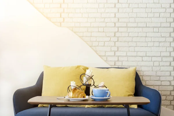 Croissant en koffie bij het ontbijt in wit woonkamer — Gratis stockfoto