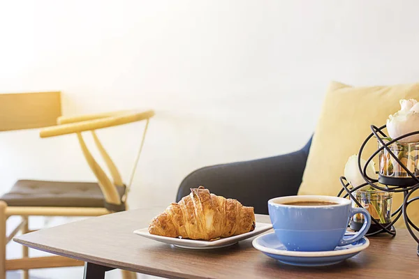 Круасан і кава на сніданок — стокове фото