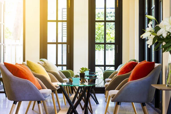 Set de mese de cafea și scaune moderne cu perne colorate — Fotografie de stoc gratuită