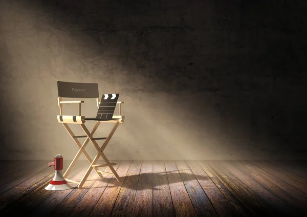 Sedia da regista con clapper board e megafono in scena dark room con riflettori, rendering 3D — Foto Stock