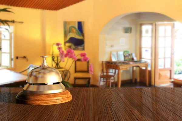 Bel layanan hotel di meja resepsionis, render 3D — Stok Foto
