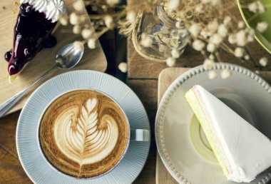 Cappuccino latte sanat ve pasta dilimi tatlılar ile kahve