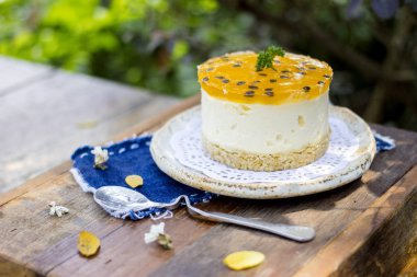 Passion fruit cheesecake tatlı