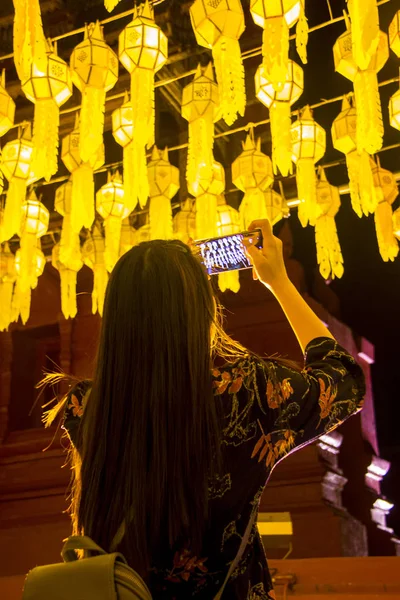 모바일 스마트 전화와 북부 태국 전통 등불의 여성 관광 복용 그림 — 스톡 사진
