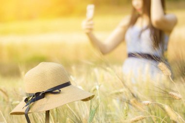 Kadın arpa alanında yaz tatili harcama