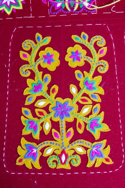サモラの州でカルバヤレス・デ・アルバの町の典型的な刺繍。スペイン — ストック写真