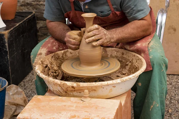 Maestro alfarero creando un tarro de barro o tarro. Jiménez de Jamuz — Foto de Stock