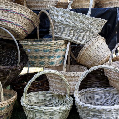 Hasır sepetler, doğal malzemeden yapılmış. Geleneksel sanatı sürdürmek için el yapımı hasır ürünler.