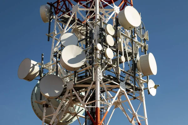 Antena de telecomunicaciones para radio, televisión y telefonía — Foto de Stock