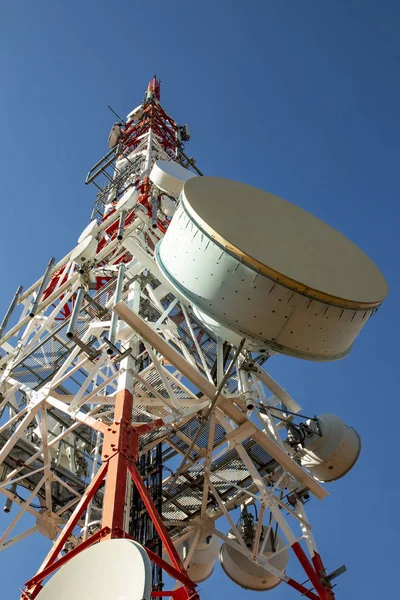 Antena de telecomunicaciones para radio, televisión y telefonía — Foto de Stock