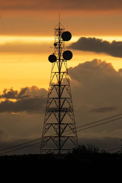 电信铁塔天线在日落时. — 图库照片