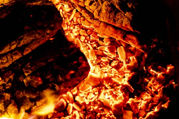 Glödande detaljer av orange och rött träkol glöder för grill på picknicken. Konsistens — Stockfoto