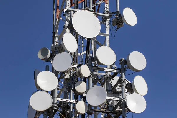 Torre de telecomunicaciones con antenas con cielo azul . — Foto de Stock