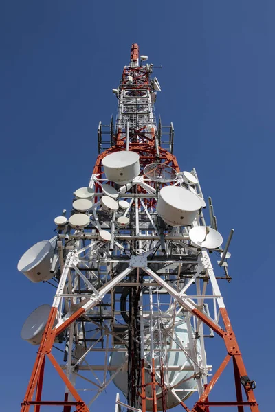 Torre de telecomunicaciones con antenas con cielo azul . — Foto de Stock