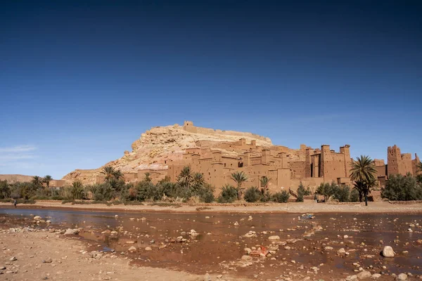 Nehirden görülen güçlendirilmiş Benhaddou Dünya Mirası Bölgesi — Stok fotoğraf