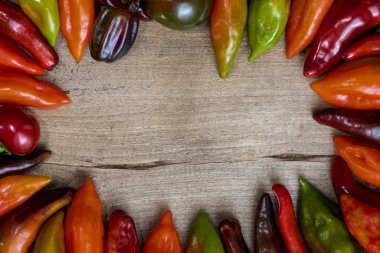 ahşap üzerine kırmızı biber 