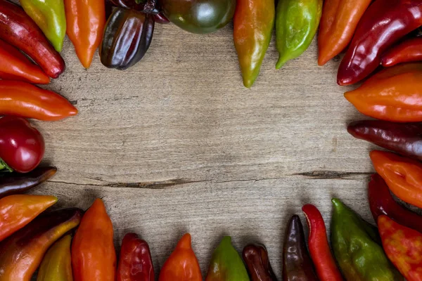 ahşap üzerine kırmızı biber 