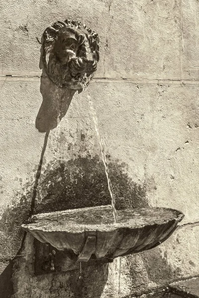 Brunnen auf der Plaza de Sahag � n, Spanien — Stockfoto