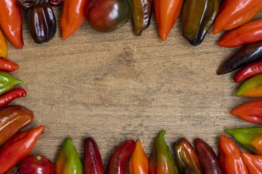 ahşap üzerine kırmızı biber