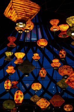 Fenerler koyu mavi arkaplanda renkli lambalar