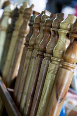 Farklı ahşap türlerinde elle oyulmuş flütler ya da dulzainalar. Aslan. İspanya