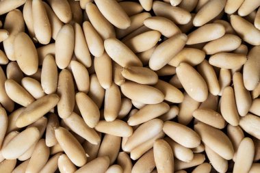 Kabuklu çam fıstığının dokusuna yakın çekim. İspanya