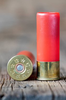 Tahta bir masada 12 kalibrelik av tüfeği fişeklerinin seçici yaklaşımı.