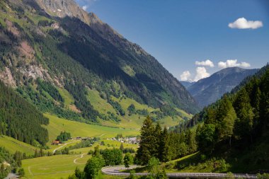 Dağlarda çok güzel bir manzara var. Dağcılar ve yürüyüşçüler için bir patika Alpler 'in zirveleri üzerinde güzel manzaralı..