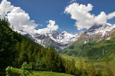 Dağlarda çok güzel bir manzara var. Dağcılar ve yürüyüşçüler için bir patika Alpler 'in zirveleri üzerinde güzel manzaralı..
