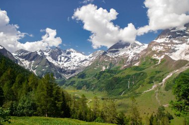 Dağlarda çok güzel bir manzara var. Dağcılar ve yürüyüşçüler için bir patika Alpler 'in zirveleri üzerinde güzel manzaralı..
