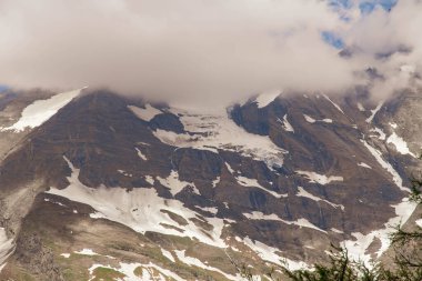 Dağlarda çok güzel bir manzara var. Dağcılar ve yürüyüşçüler için bir patika Alpler 'in zirveleri üzerinde güzel manzaralı..
