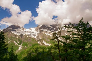 Dağlarda çok güzel bir manzara var. Dağcılar ve yürüyüşçüler için bir patika Alpler 'in zirveleri üzerinde güzel manzaralı..