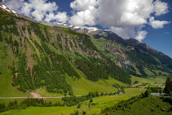 Eine herrliche Landschaft in den Bergen. ein Wanderweg für Bergsteiger und Wanderer mit schöner Aussicht auf die Gipfel der Alpen. — Stockfoto