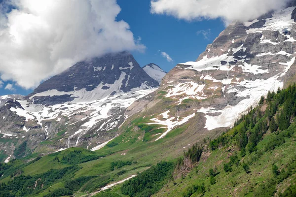 Un hermoso paisaje en las montañas. Un sendero para montañistas y excursionistas con una hermosa vista sobre las cumbres de los Alpes . —  Fotos de Stock