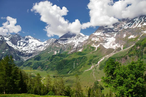 Un hermoso paisaje en las montañas. Un sendero para montañistas y excursionistas con una hermosa vista sobre las cumbres de los Alpes . — Foto de Stock