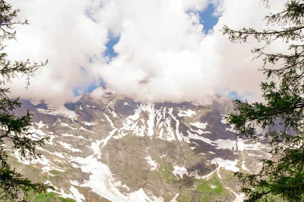 Un hermoso paisaje en las montañas. Un sendero para montañistas y excursionistas con una hermosa vista sobre las cumbres de los Alpes . —  Fotos de Stock