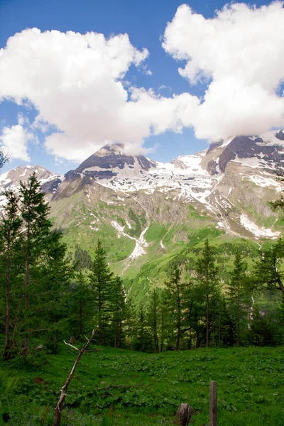 Een schitterend landschap in de bergen. Een wandelpad voor bergbeklimmers en wandelaars met een prachtig uitzicht over de bergtoppen van de Alpen. — Stockfoto