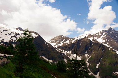 Dağlarda çok güzel bir manzara var. Dağcılar ve yürüyüşçüler için bir patika Alpler 'in zirveleri üzerinde güzel manzaralı..