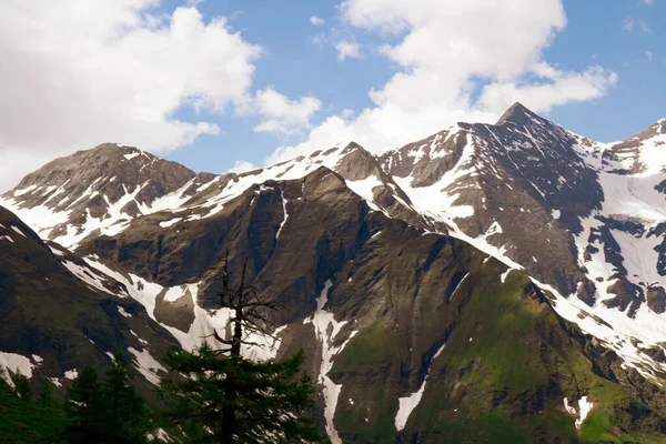 Un hermoso paisaje en las montañas. Un sendero para montañistas y excursionistas con una hermosa vista sobre las cumbres de los Alpes . —  Fotos de Stock