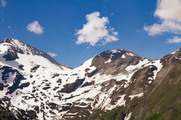 Un hermoso paisaje en las montañas. Un sendero para montañistas y excursionistas con una hermosa vista sobre las cumbres de los Alpes . —  Fotos de Stock