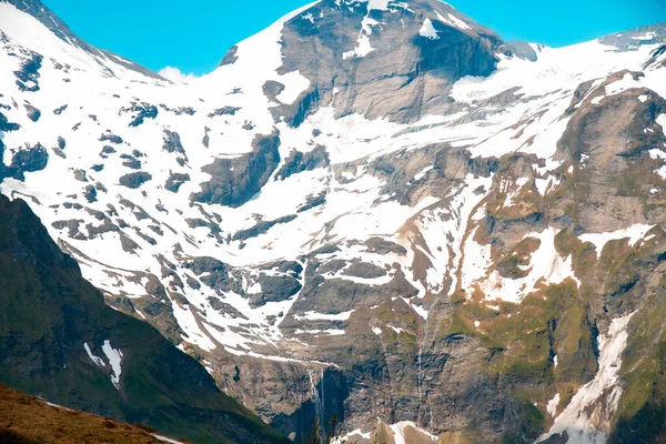 Un hermoso paisaje en las montañas. Un sendero para montañistas y excursionistas con una hermosa vista sobre las cumbres de los Alpes . —  Fotos de Stock