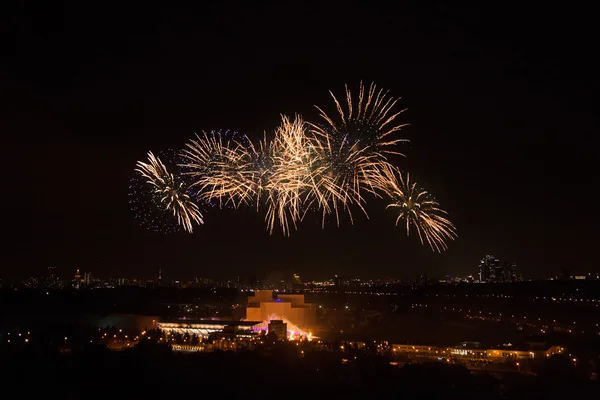 bir gece gökyüzünde havai fişek