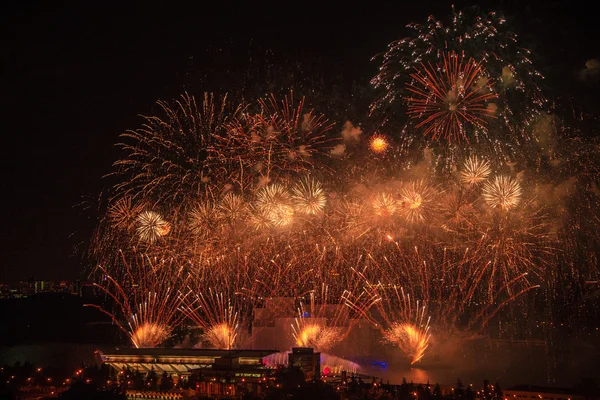 bir gece gökyüzünde havai fişek